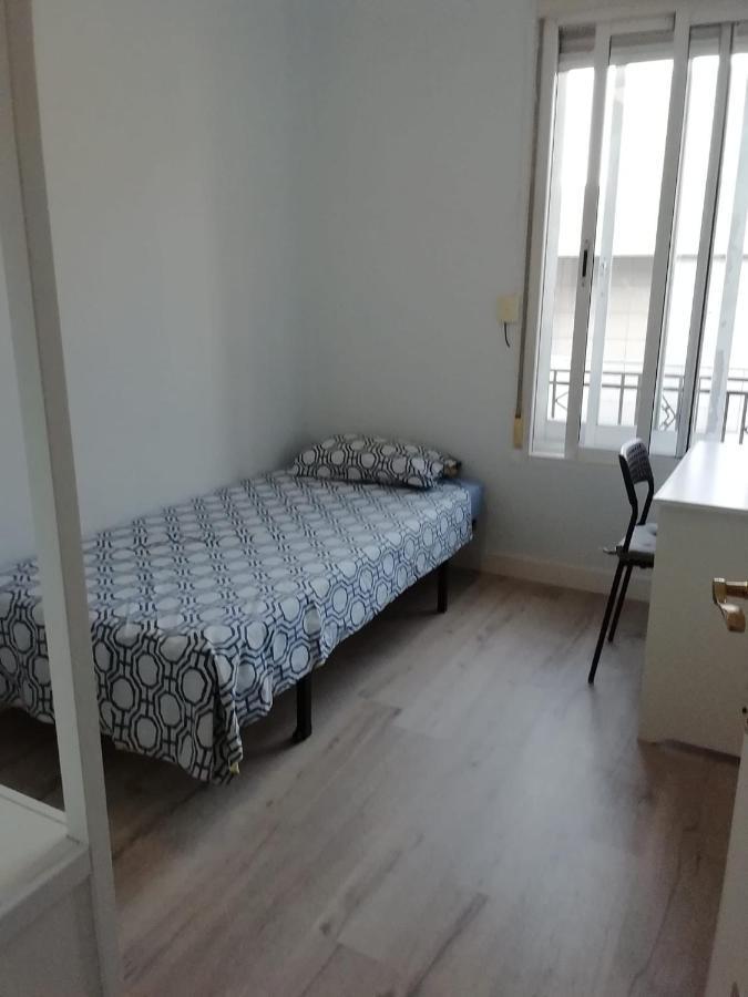 Habitación Luminosa Y Acogedora. Madrid